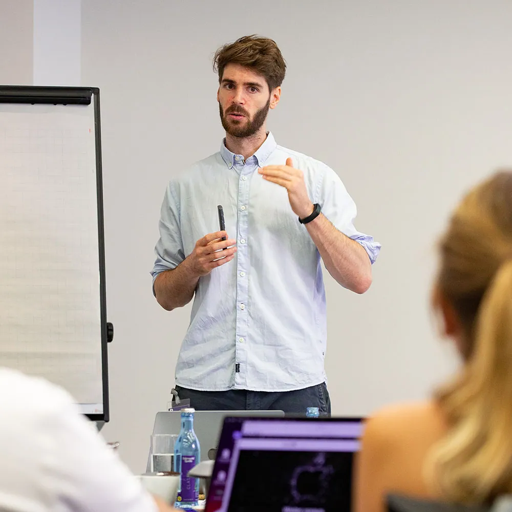 Oliver Geibel erklärt in einem Workshop vor einem Flipchart