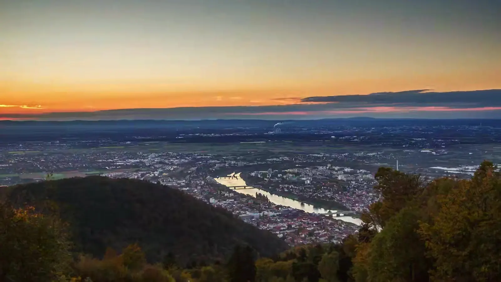 Abendlicher Blick über Heidelberg, den Neckar und die Rheinebene