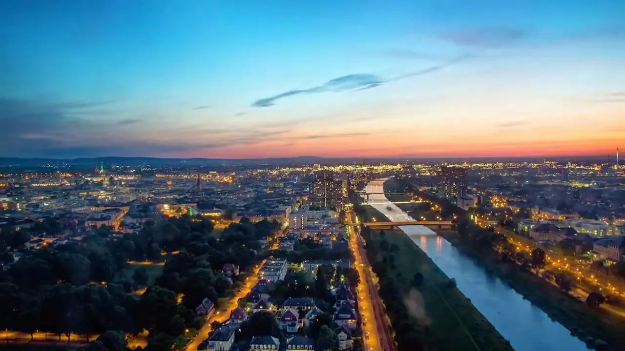 Abendliches Luftbild über Mannheim mit Neckar und beleuchteten Straßen