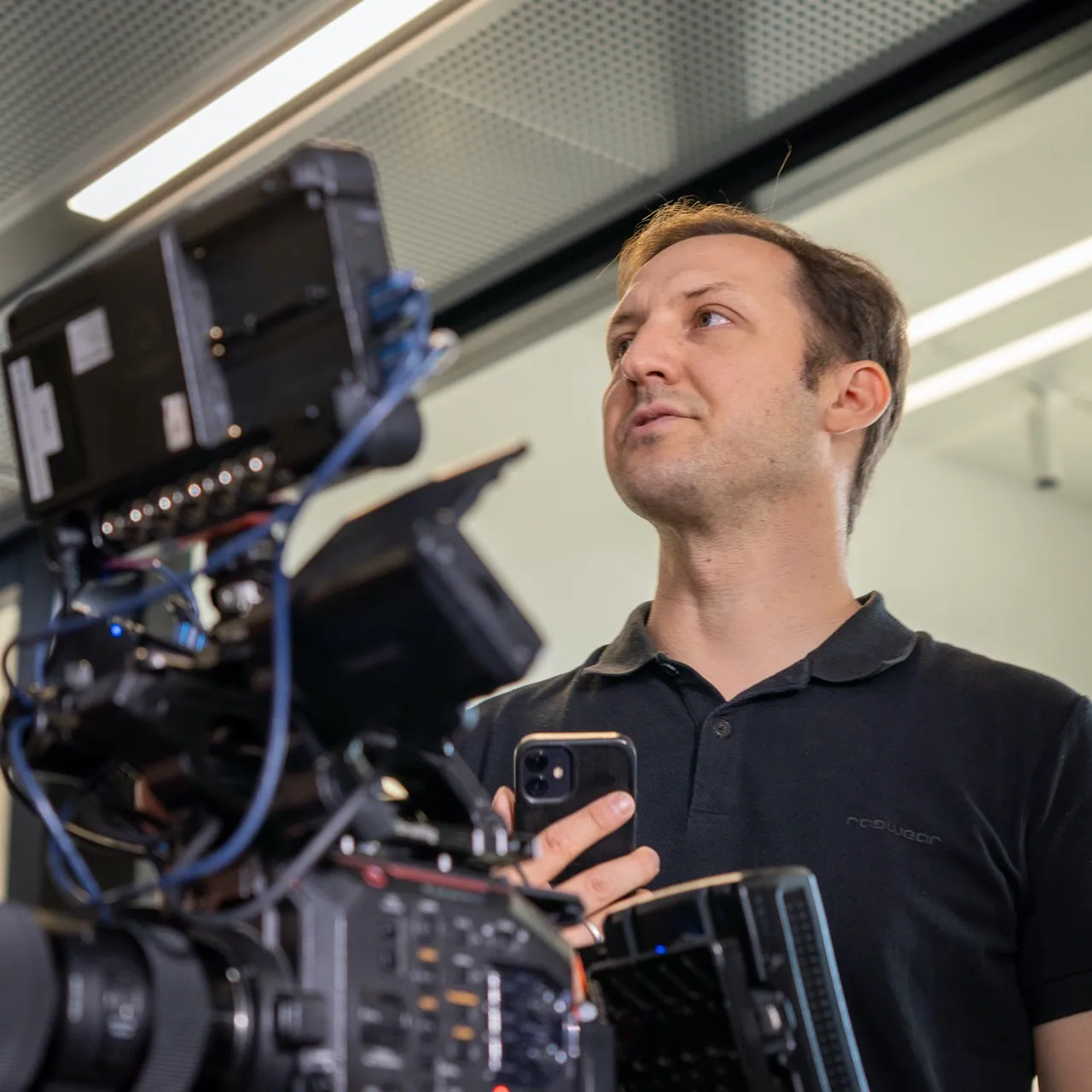 Kameramann hinter einer Cinema-Kamera bei einem Dreh für SAP