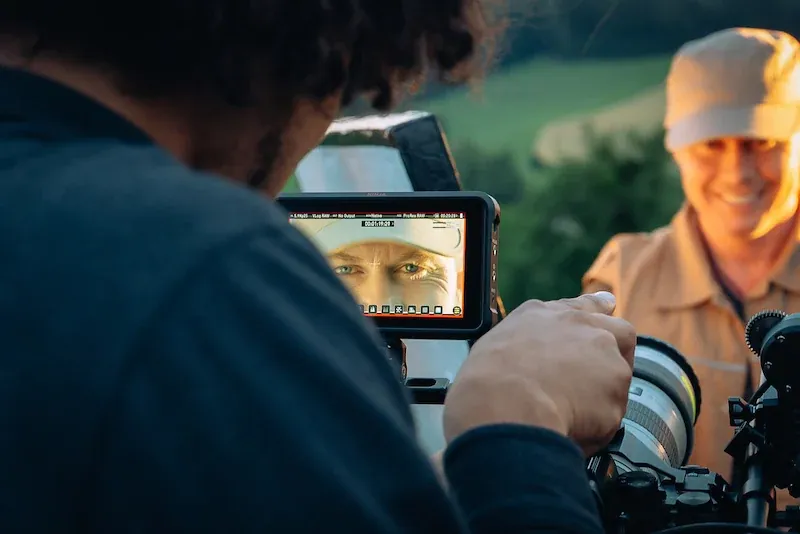 Blick über die Schulter auf den Kontrollmonitor während eines Drehs