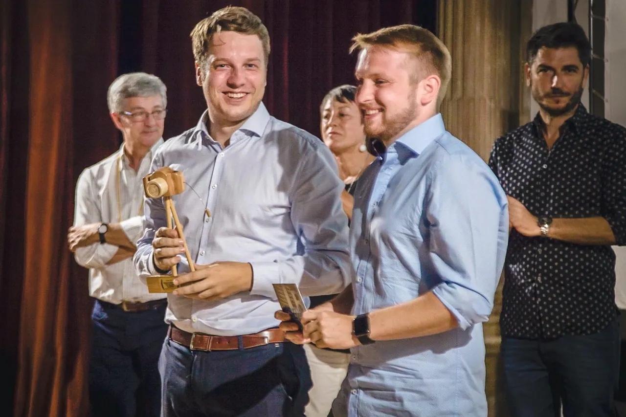 Preisverleihung: Northwind-Team mit einer Trophäe in Form einer Holzkamera