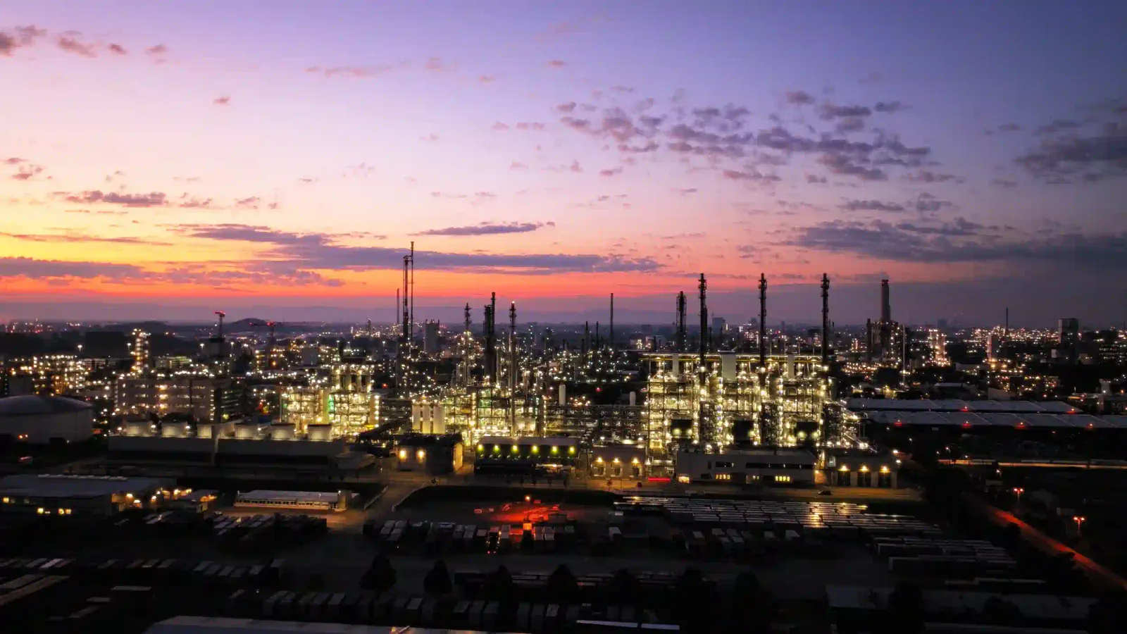 Filmstill aus „BASF Inside“ für die BASF SE: beleuchtete Industrieanlagen in der Abenddämmerung