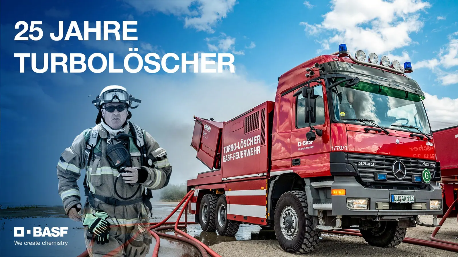 Feuerwehrmann mit Atemschutzmaske vor dem roten Turbolöscher, Titel „25 Jahre Turbolöscher“