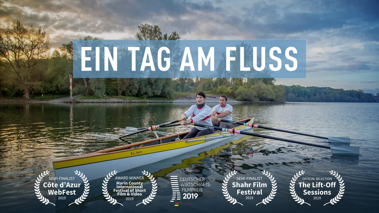2 Ruderer auf dem Rhein im Morgenlicht, Filmtitel „Ein Tag am Fluss“ und Festival-Lorbeeren