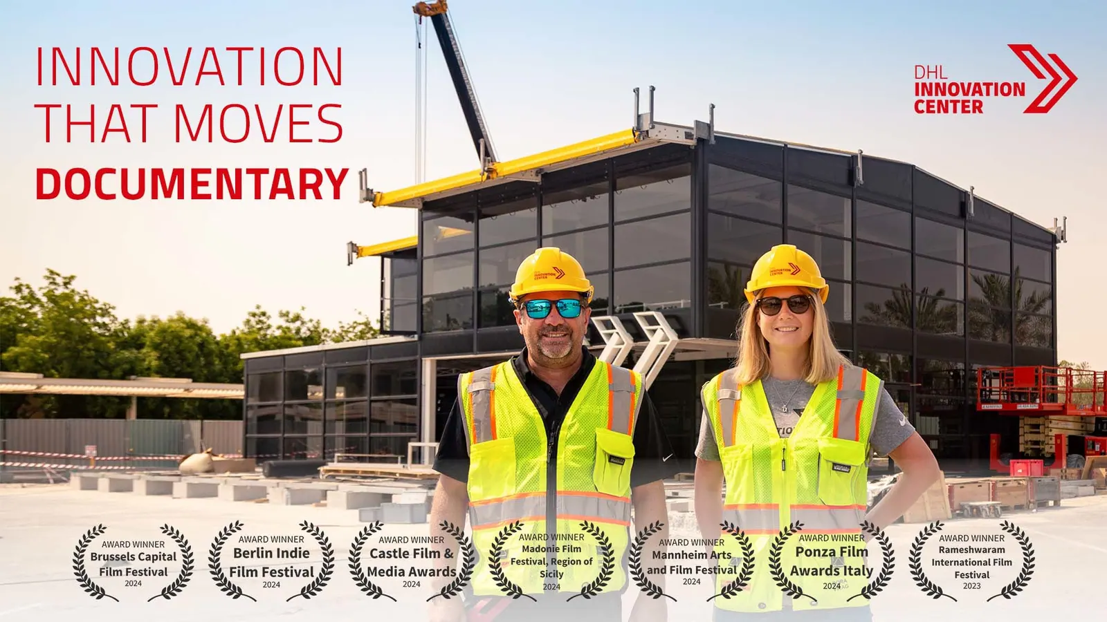 Frau und Mann mit Schutzhelm und Warnweste vor einem Neubau, Titel „Innovation That Moves“