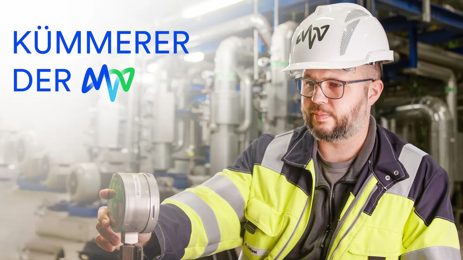 Techniker mit Schutzhelm prüft ein Bauteil in einer Anlage, Titel „Kümmerer der MVV“