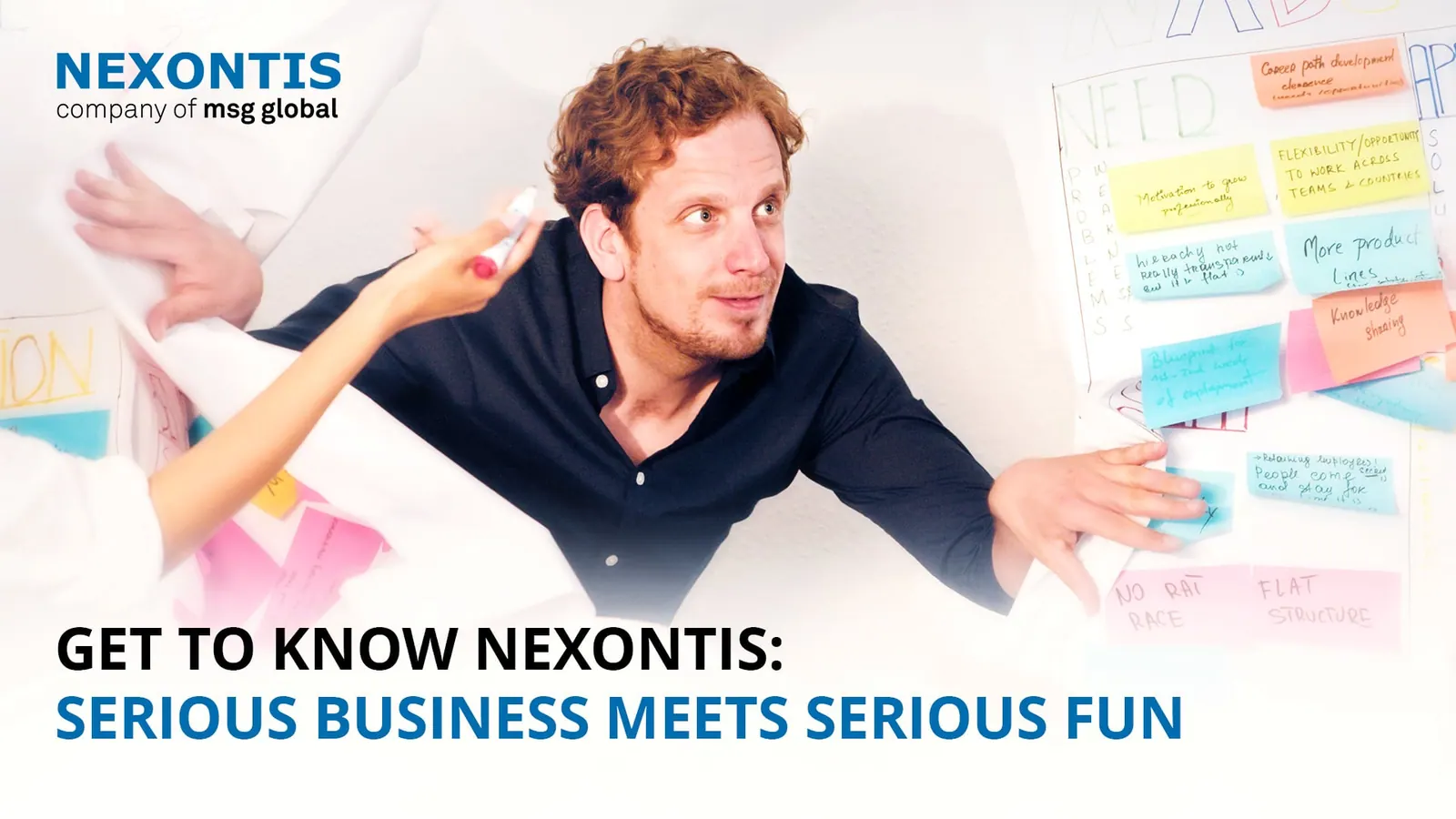 Mann vor einer Wand mit Haftnotizen, Schriftzug „Get to know Nexontis“