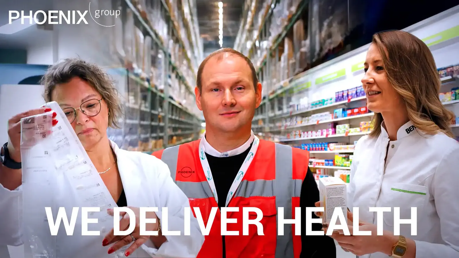 3 Mitarbeitende zwischen Medikamentenregalen eines Lagers, Schriftzug „We deliver health“