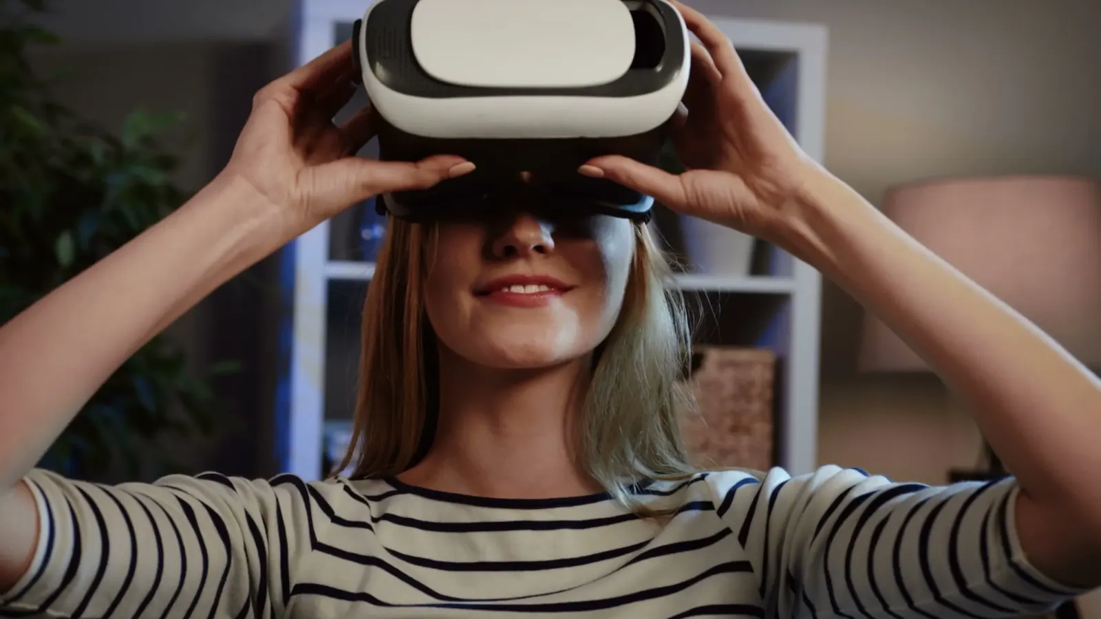 Frau setzt eine VR-Brille auf