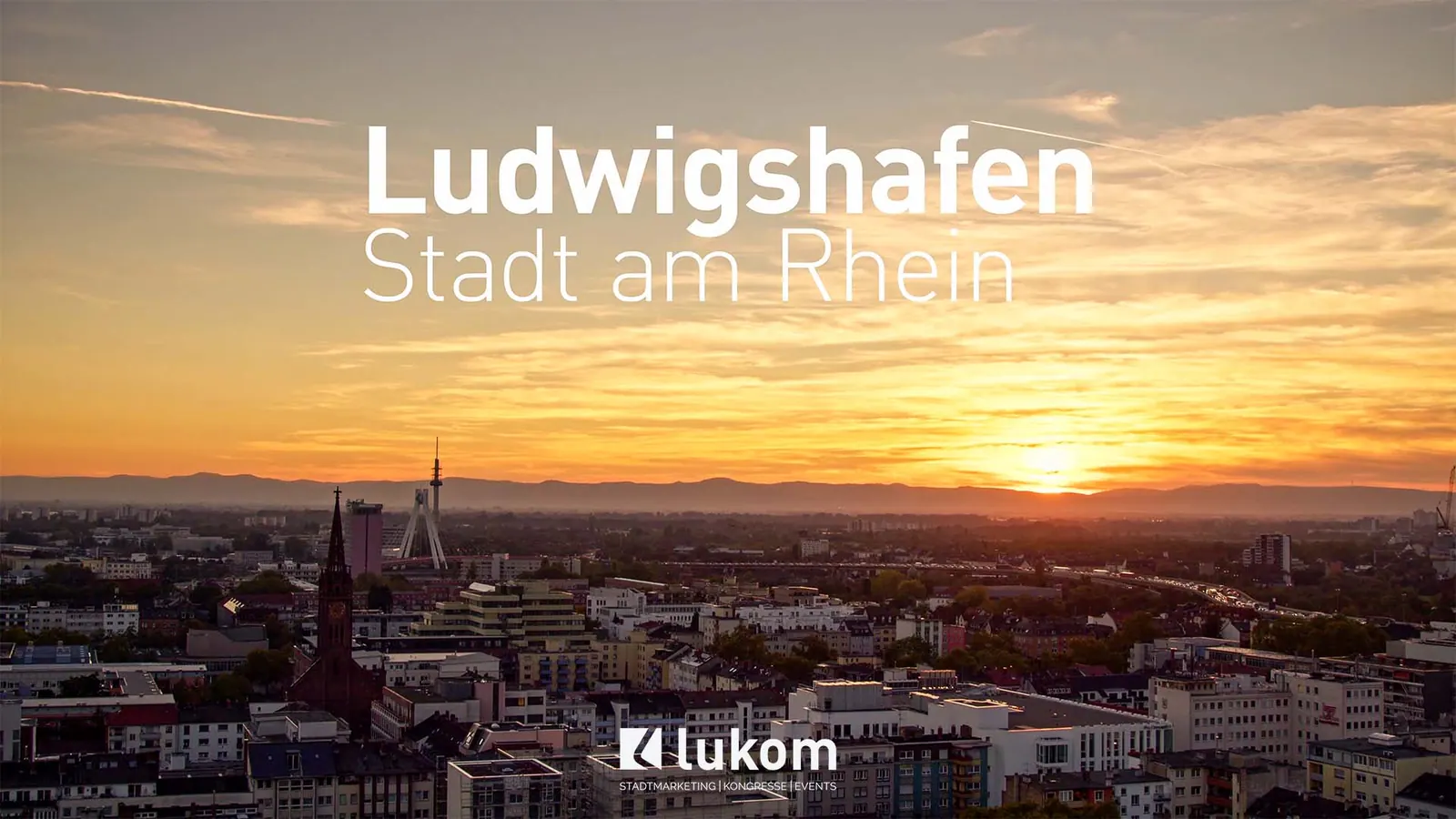 Filmstill aus dem Imagefilm für die Stadt Ludwigshafen: Stadtpanorama im Abendlicht