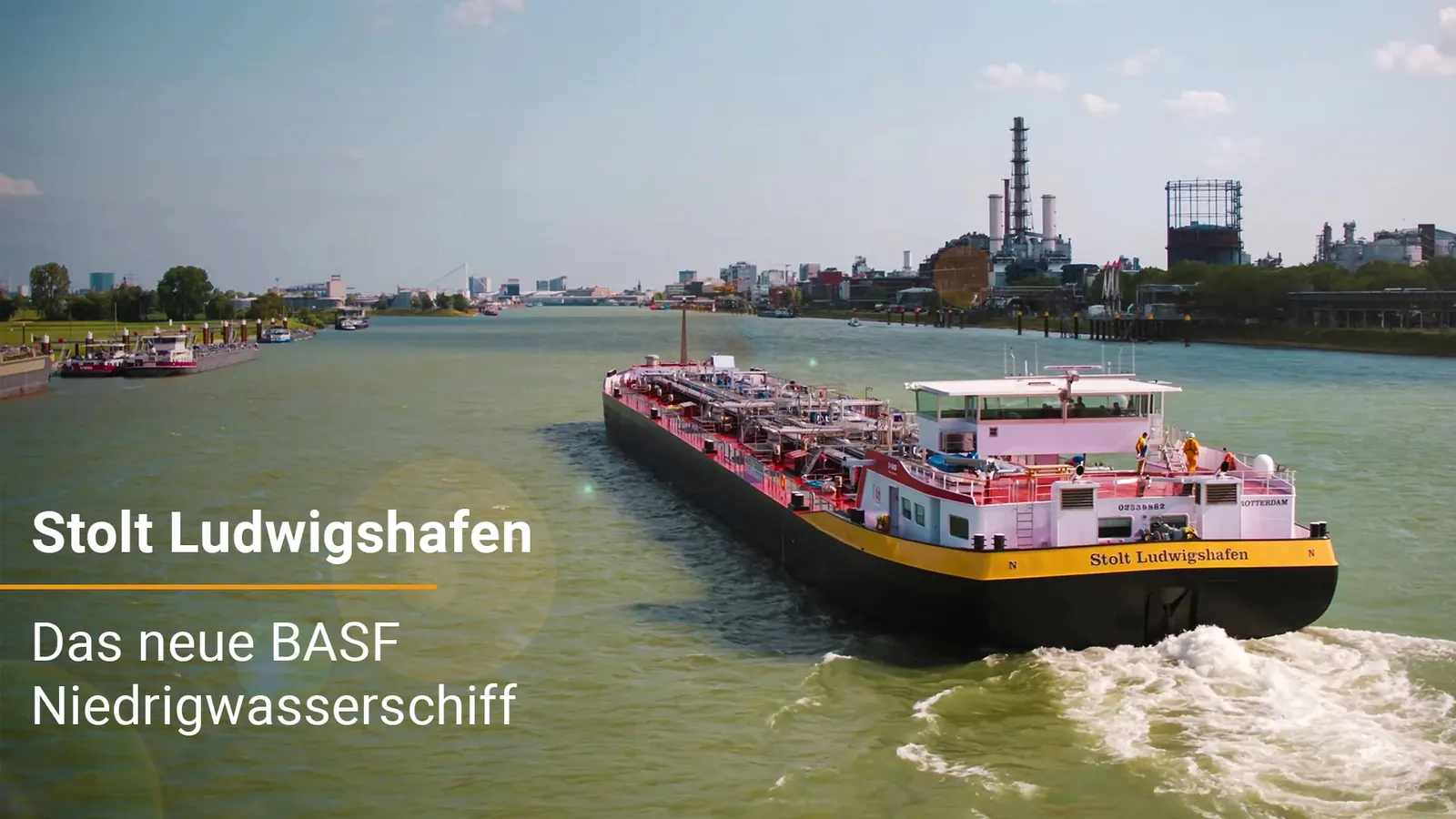 Tankschiff „Stolt Ludwigshafen“ auf dem Rhein vor Industriekulisse, mit Filmtitel