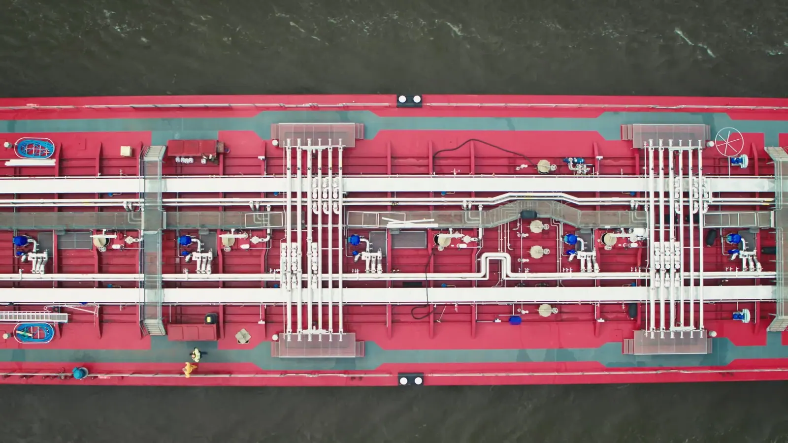 Luftaufnahme von oben auf das rote Deck eines Tankschiffs