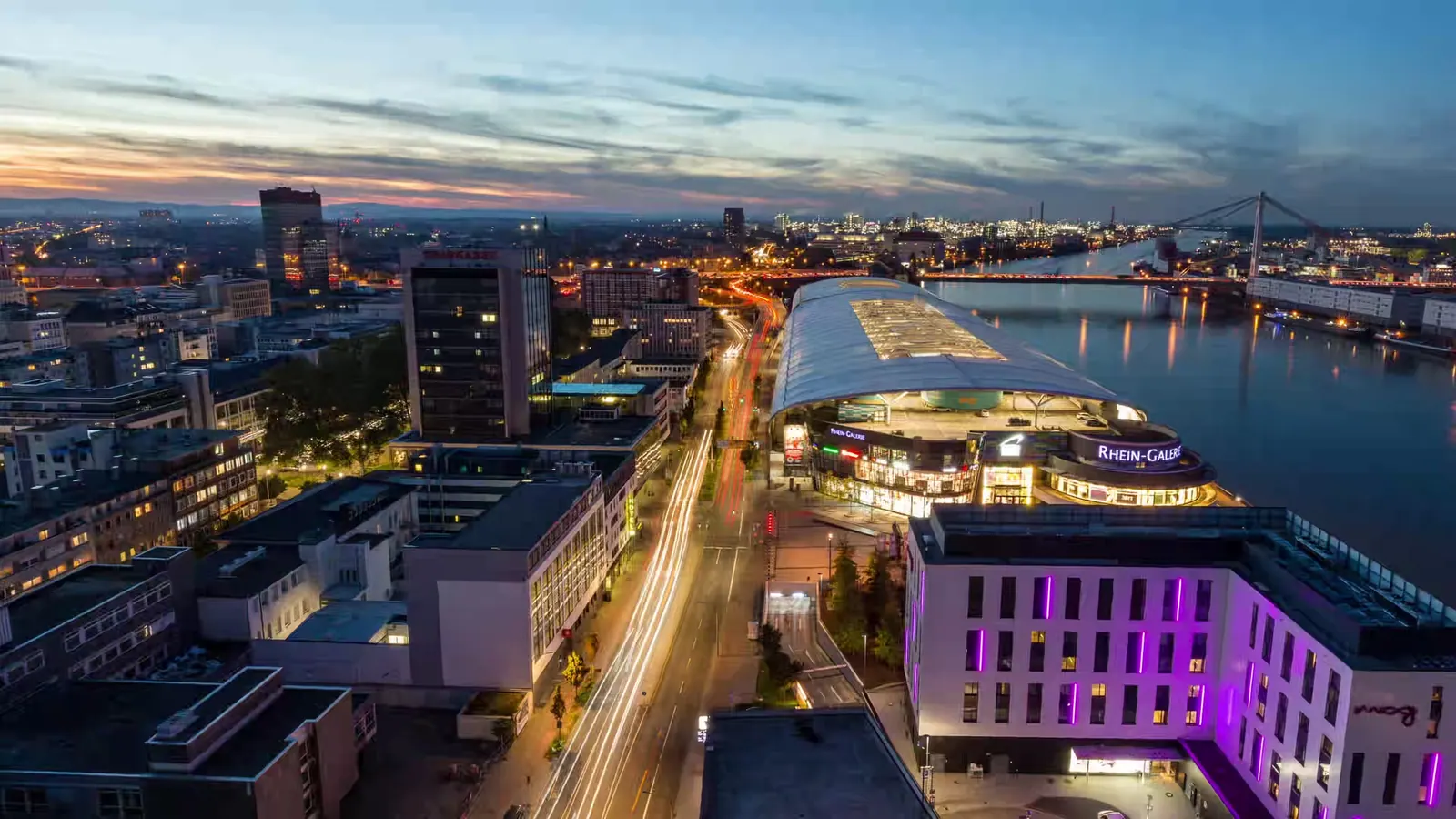 Abendliches Luftbild von Ludwigshafen mit Rhein-Galerie, Straßen und Rhein
