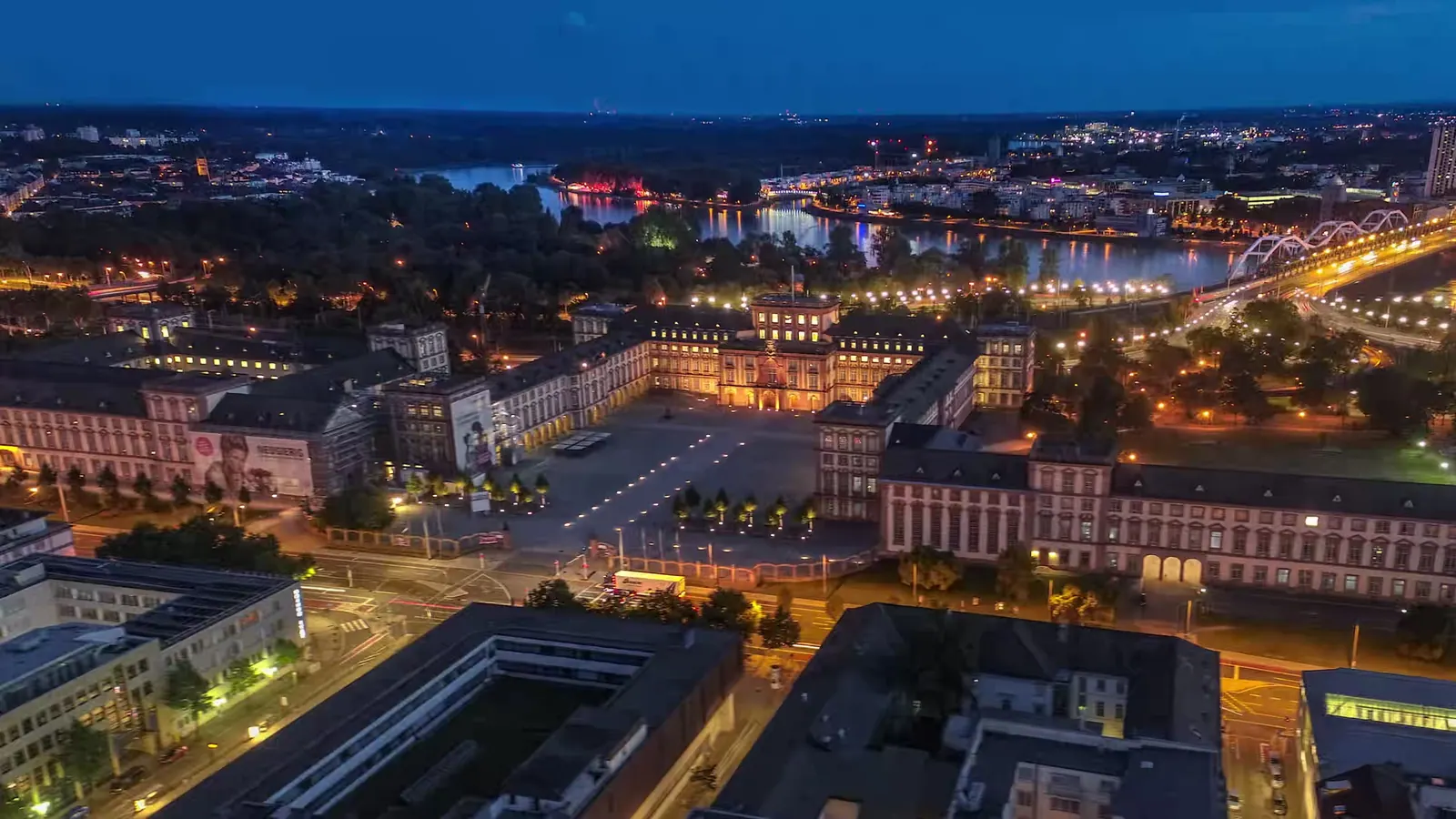 Abendliches Luftbild des Mannheimer Schlosses und der Innenstadt mit dem Rhein im Hintergrund