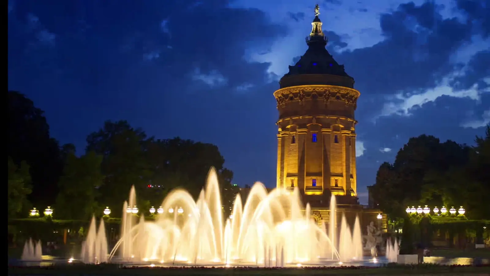 Mannheimer Wasserturm mit beleuchteten Wasserspielen am Abend