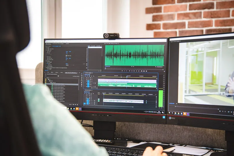 Schnittplatz mit zwei Monitoren, Tonspuren und Schnittsoftware