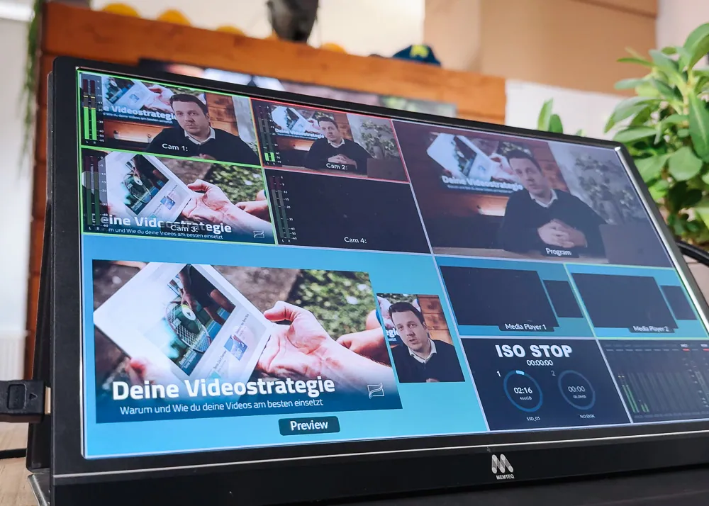Bildmischer-Monitor mit Kameraansichten und Vorschau einer Studioaufzeichnung