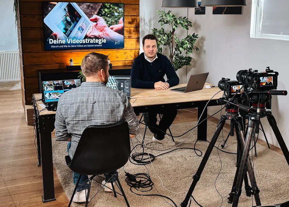Studioproduktion mit zwei Kameras, Bildmischer und Sprecher am Tisch