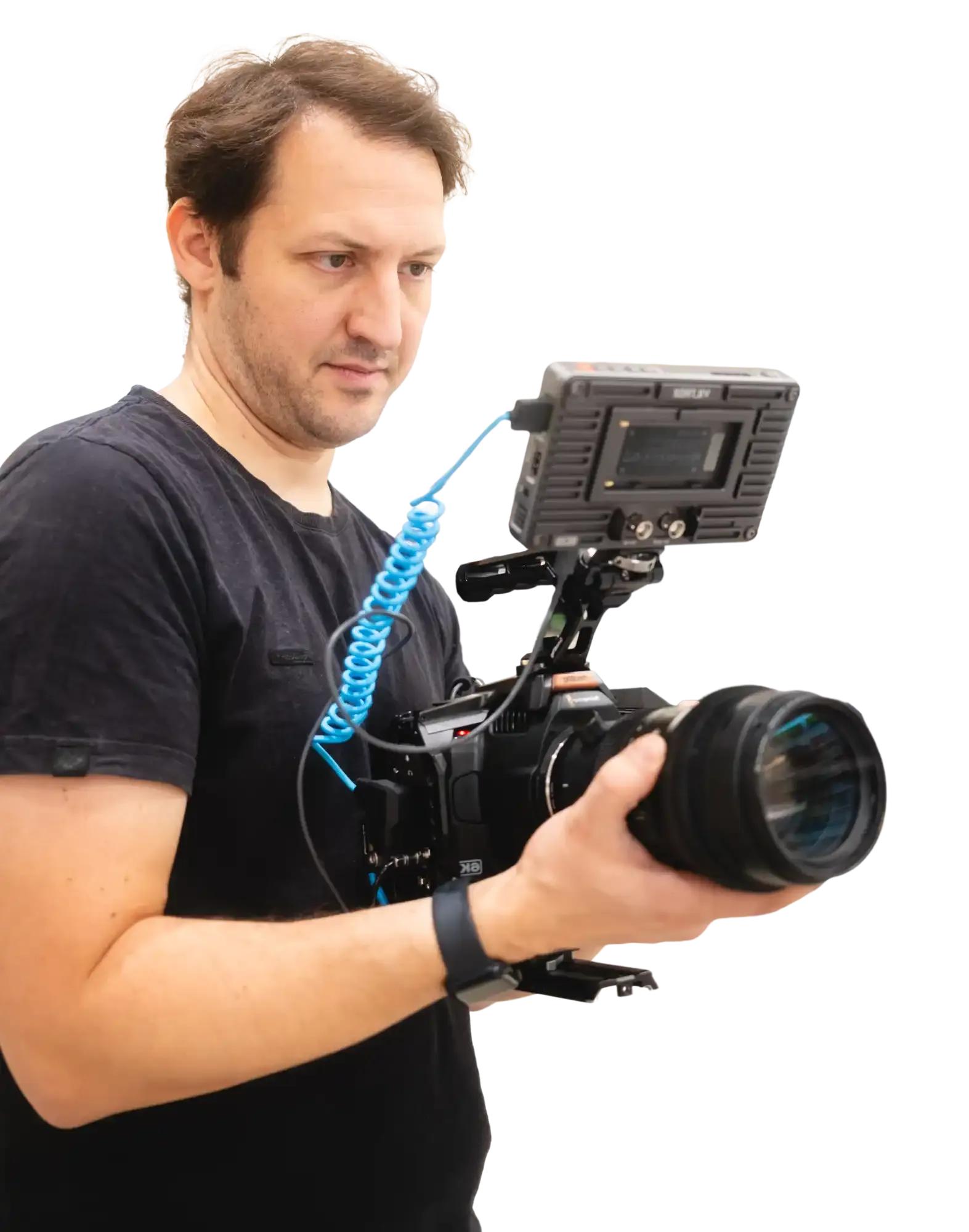 Julian Caceres mit Cinema-Kamera, Kontrollmonitor und Handgriff, freigestellt